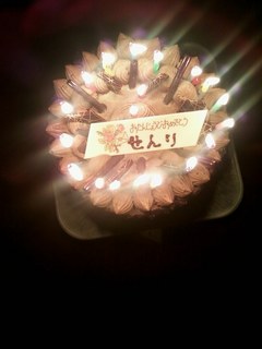 横浜の伊勢佐木町のスナックももちゃんのペッパーソースで千里の誕生会です。